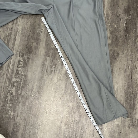 Vince NWT Pleated Dress Pants Size XL Gray 100% Viscose - Picture 3 of 9